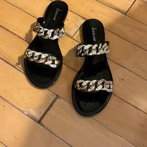 Black rubber slide, with gold chain